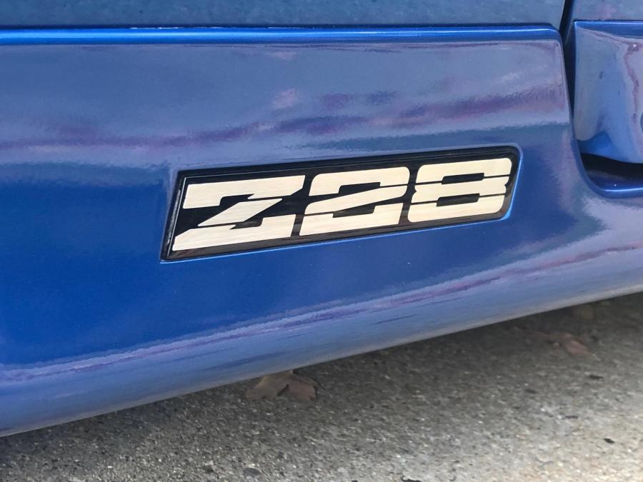 Логотип Chevrolet Camaro Z28 IROC-Z (1FP87) 1991 года  (фото 27 из 46)